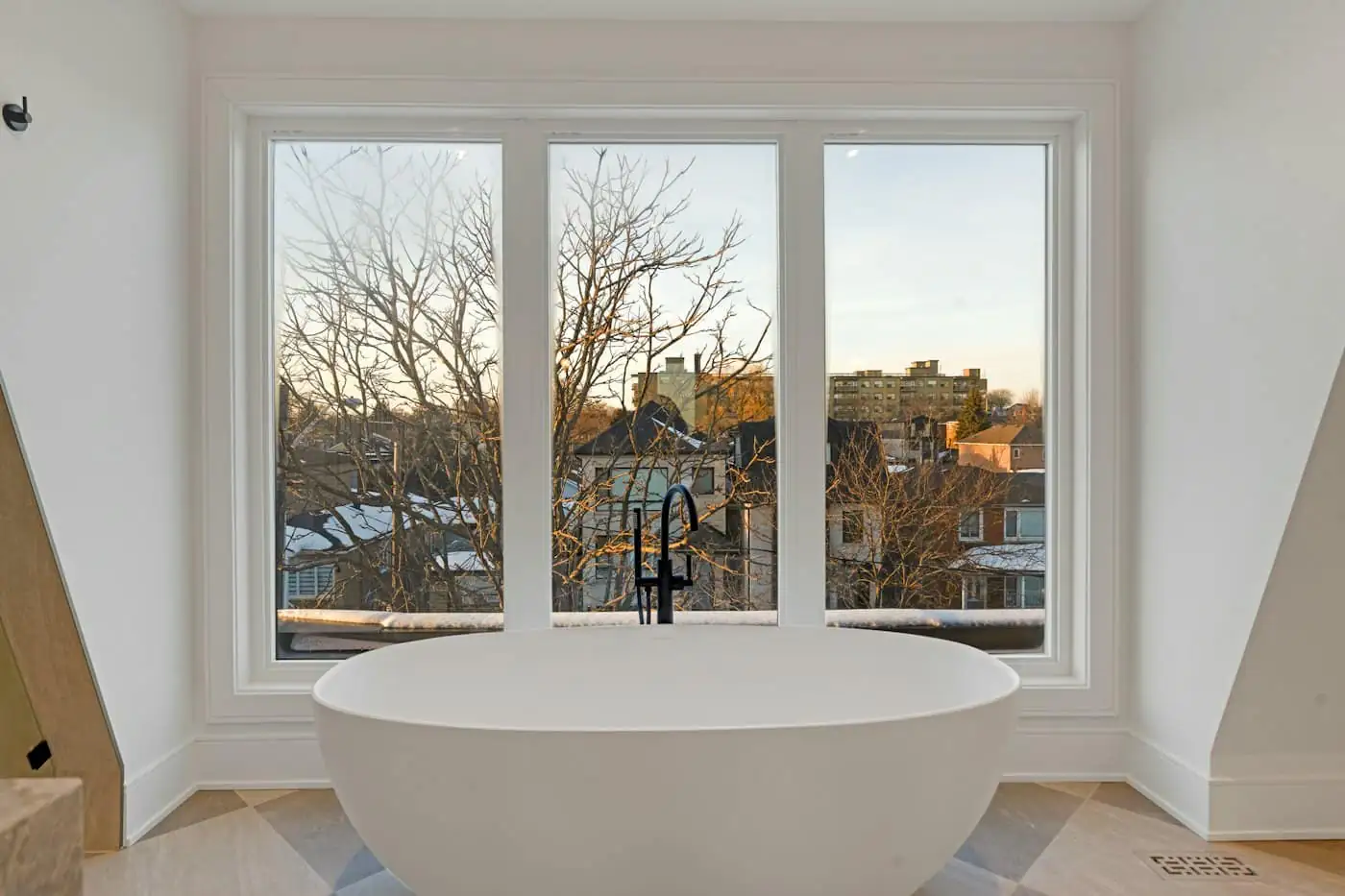 Freestanding bath under the window